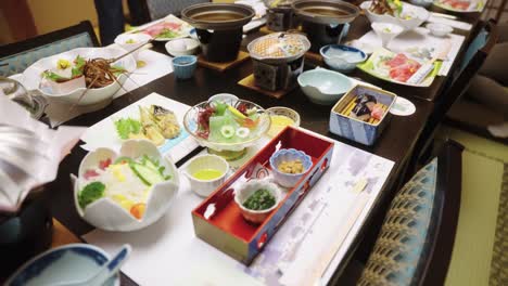 Comida-Kaiseki-Japonesa-Gourmet,-Mariscos-Y-Ollas-Calientes-Con-Sashimi