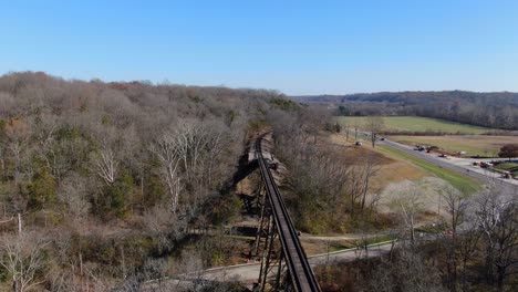 Luftaufnahme,-Die-An-Einem-Sonnigen-Nachmittag-In-Richtung-Ende-Des-Pope-Lick-Railroad-Bocks-In-Louisville,-Kentucky,-Drängt