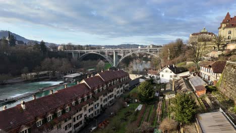 Zeitraffer-Des-Malerischen-Flussufergebiets-Unterhalb-Der-Bogenbrücke-In-Der-Stadt-Bern