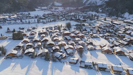 Mit-Schnee-Bedeckte-Stadthäuser-Im-Gebirgstal-Im-Wintersonnenlicht