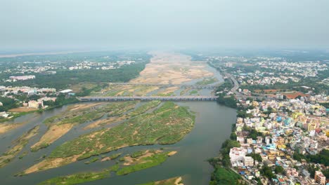 Der-Wasserstand-Des-Kaveri-Flusses-Ist-Zu-Jeder-Zeit-Niedrig,-Und-Unter-Der-Brücke-In-Tiruchirappalli-Tauchen-Grasebenen-Auf