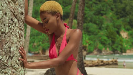 Ein-Mädchen-In-Einem-Roten-Bikini-Genießt-Die-Tropische-Wärme-Und-Genießt-Einen-Tag-An-Einem-Weißen-Sandstrand-In-Der-Karibik