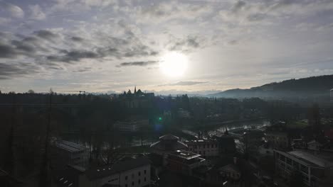 Zeitraffer-Von-Wolken,-Die-über-Die-Stadt-Bern-Ziehen,-Mit-Rauchenden-Schornsteinen