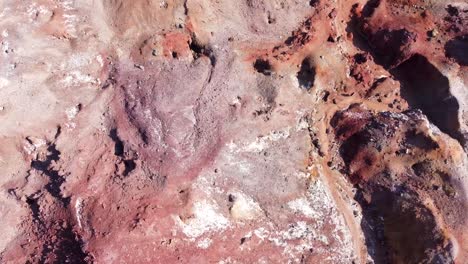Wundervoller-Schokoladenkuchenförmiger-Berg-Im-Erosionsgestein-Auf-Der-Insel-Hormuz,-Küstenstrand,-Die-Regenbogenhügel,-Natürliche-Landschaft,-Meereshafen,-Katar,-Iran,-Saudische-Grenze,-Meer,-Ozeanische-Sportart,-Wasserabenteuer