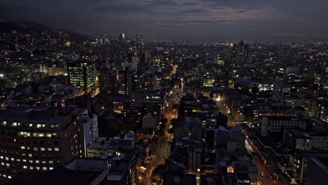 Bogota-Kolumbien-Luftbild-V25-Drohnenüberflug-Chapinero-Entlang-Der-Stark-Befahrenen-Durchgangsstraße-Carrera-7-über-Den-Hügel-Bosque-Calderon-In-Richtung-Innenstadt,-Aufnahme-Des-Nächtlichen-Stadtbildes-–-Aufgenommen-Mit-Mavic-3-Cine-–-November-2022
