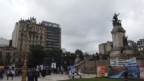 Protesta-Popular-En-La-Ciudad-De-Buenos-Aires-Argentina,-Activistas-Resisten-Con-Banderas-En-Las-Calles-De-La-Plaza-Del-Congreso