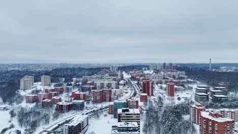 Drohne-Fliegt-Im-Verschneiten-Winter-über-Ein-Viertel-Mit-Hohen-Wohngebäuden
