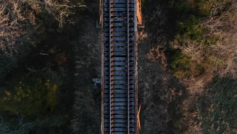 Luftaufnahme-Von-Oben-Nach-Unten,-Die-Sich-Bei-Sonnenuntergang-Entlang-Der-Gleise-Des-Pope-Lick-Railroad-Bocks-In-Louisville,-Kentucky-Bewegt