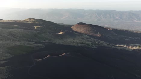 Resplandor-Del-Atardecer-Sobre-Cráteres-Volcánicos-Sicilianos,-Italia---Sobrevuelo-Aéreo