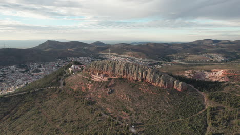 Entdecken-Sie-Den-Berühmten-Cerro-De-La-Bufa-In-Zacatecas-Aus-Einer-Einzigartigen-Perspektive,-Während-Unsere-Drohne-Sich-Dieser-Symbolträchtigen-Landschaft-Nähert-Und-über-Sie-Fliegt