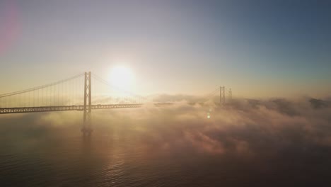 Wunderschöner-Sonnenaufgang-An-Der-Brücke-25-De-April-In-Lissabon,-Portugal