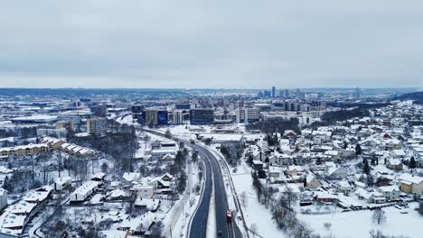 Drone-Sobrevolando-El-Establecimiento-De-La-Ciudad-De-Vilnius,-Capital-De-Lituania.
