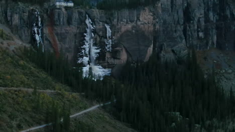 Telluride-Colorado-Luftdrohne-Brautschleier-Fällt-Gefrorenes-Eis-Wasserfall-Herbstsonnenuntergang-Kühle-Schattige-Felsige-Berge-Silverton-Ouray-Millon-Dollar-Highway-Historische-Stadt-Malerische-Landschaft-Langsam-Nach-Oben-Schwenken