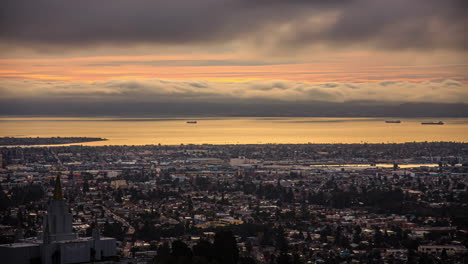Die-Bucht-Von-San-Francisco-Aus-Der-Sicht-Von-Oakland,-Kalifornien-–-Zeitraffer-Von-Tiefliegenden-Wolken-Und-Der-Vom-Meer-Reflektierten-Sonne
