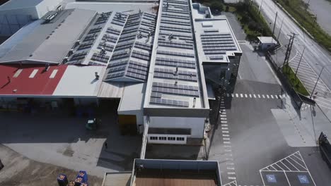 Industriekomplex-Mit-Solarenergie-Auf-Dem-Dach,-Dolly-In-Der-Luft