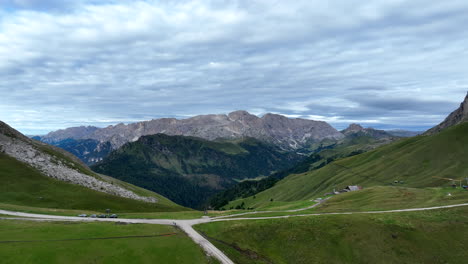 Valle-Verde-Durante-La-Temporada-De-Verano,-Montañas-Dolomitas-En-Italia
