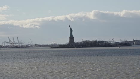 Wide-view-of-iconic-Statue-of-Liberty-in-New-York-Harbor,-New-York,-USA