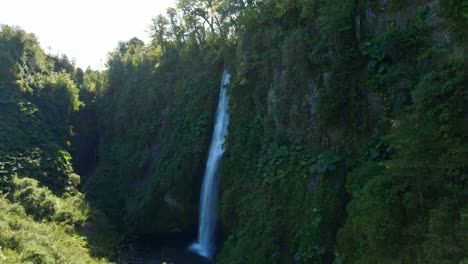 Luftdrohne-Erhebt-Sich-über-Der-Wasserfalllandschaft-Rund-Um-Die-Grüne-Klippe-Im-Chiloé-Chilenischen-Patagonischen-Sommer