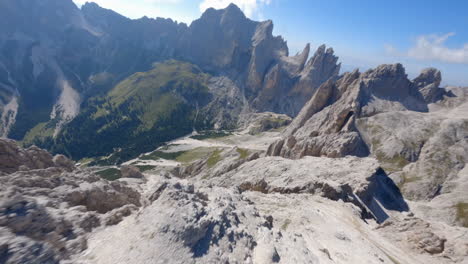 Picos-De-Montañas-Rocosas-En-Temporada-De-Verano,-Dolomitas-En-Italia