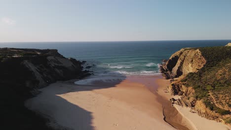 Serena-Vista-De-La-Playa-De-Destino-En-Algarve,-Sur-De-Portugal.