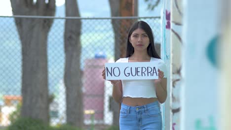 No-Guerra,-No-A-La-Guerra,-Cartel-Sostenido-Por-Una-Mujer-Activista-De-Protesta-Latinoamericana