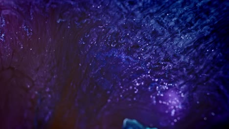 Tinta-Azul-Y-Violeta-Vibrante-Arremolinándose-En-El-Agua,-Fondo-Abstracto