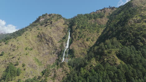 Drohnenaufnahme-Eines-Riesigen-Wasserfalls-Namens-Narchyang-In-Der-Annapurna-Region-Nepal