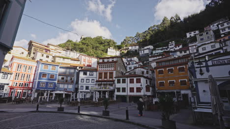 Cudillero-Asturien-Spanien-Panoramaaufnahme-Eines-Farbenfrohen-Traditionellen-Europäischen-Altstadthauses