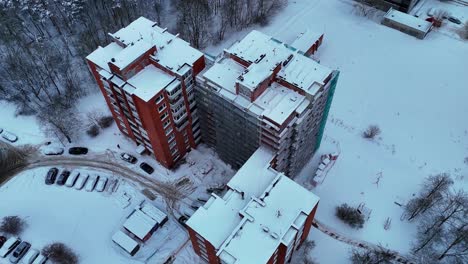 Renovación-De-Un-Edificio-Alto-En-Invierno-Nevado