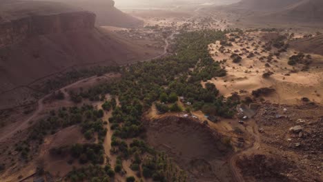 Desert-valley-in-Terjit,-Mauritainia.-Aerial-dolly-out