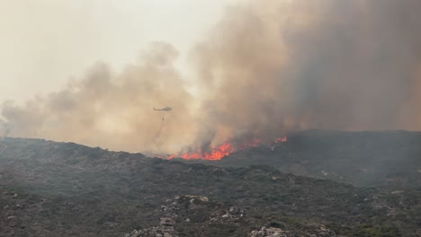 Helicópteros-De-Extinción-De-Incendios-Trabajando-En-El-Fuego.