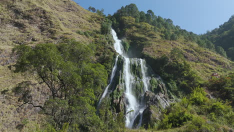 Nahaufnahme-Eines-Drohnenschusses-Des-Narchyang-Wasserfalls-In-Der-Annapurna-Region-In-Nepal.-Die-Filmische-Landschaft-Wird-Bei-Sonnigem-Wetter-Mit-Friedlicher-Stimmung-In-4K-Aufgenommen