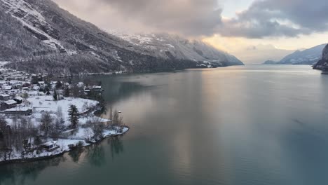 Calma-Invernal-En-Walensee,-Serenidad-Alpina-Suiza---Sobrevuelo-Aéreo