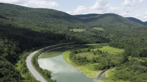 Drohnen-4K-Video,-Das-Nordöstlich-über-Den-Westarm-Des-Delaware-Rive-Flussaufwärts-Des-Cannonsville-Reservoirs-In-Den-Catskill-Mountains-Fliegt