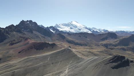 Vuelo-Hacia-Adelante:-Descubriendo-La-Belleza-De-La-Montaña-Arcoíris,-Perú,-La-Montaña-Ausangate-Al-Fondo