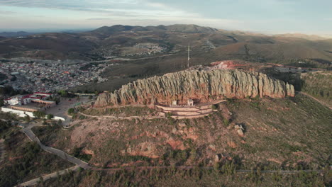 Luftaufnahmen-Von-Drohnen-Erfassen-Den-Majestätischen-Cerro-De-La-Bufa-In-Zacatecas-Und-Zeigen-Seine-Atemberaubende-Landschaft,-Während-Sich-Die-Drohne-Zurückzieht