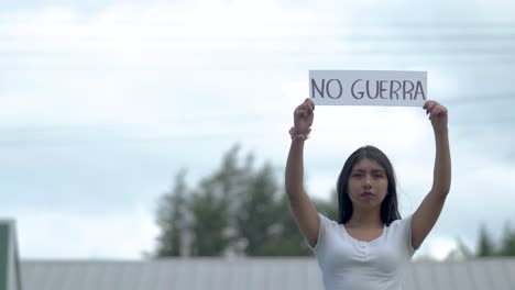 Kein-Krieg,-Spanischer-Protest-Gegen-Schild,-Gehalten-Von-Einer-Jungen-Latino-Frau-Aus-Lateinamerika