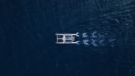 Catamarán-Aislado-En-El-Océano-Azul-Profundo-Agua-Brillante-Explorando-La-Belleza-De-La-Naturaleza