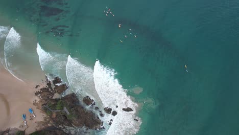 Turquoise-Seascape-Of-The-Pass-Beach-In-Byron-Bay,-Australia---Aerial-Top-Down