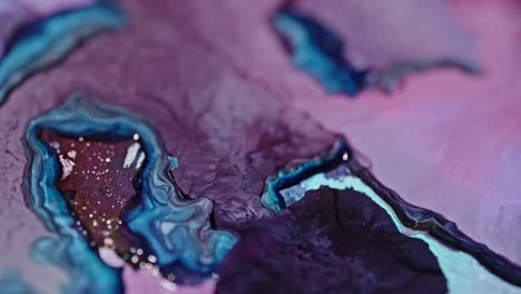 Nahaufnahme-Von-Leuchtend-Blauer-Und-Violetter-Tinte,-Die-Im-Wasser-Diffundiert-Und-Einen-Abstrakten-Kunstlook-Erzeugt
