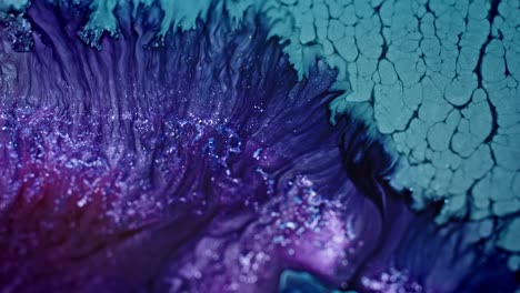 Nahaufnahme-Von-Blauer-Und-Violetter-Tinte,-Die-Sich-Im-Wasser-Ausbreitet,-Mit-Einem-Knisternden-Textureffekt
