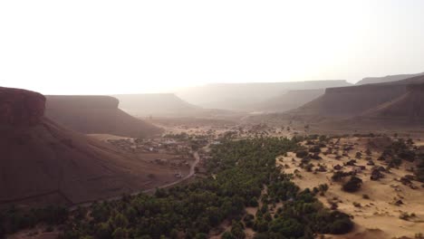 Valle-De-Las-Palmeras-Del-Desierto-Al-Atardecer-En-Terjit,-Mauritania