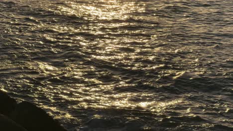 Goldene-Sonnenuntergangreflexion-Im-Meerwasser,-Entspannend,-Hoffnungsvoll-Und-Ruhig