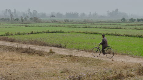 Hombre-Local-Andando-En-Bicicleta-En-La-Región-Rural-Del-Este-De-Nepal