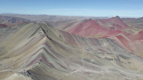 Vuelo-Hacia-Adelante:-Descubriendo-La-Belleza-De-La-Montaña-Arcoíris,-Perú