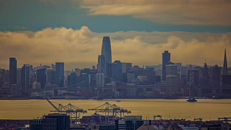 Zeitrafferansicht-Des-Sonnenuntergangs-über-Den-Oakland-Port-Of-Bay-Bridge-Und-Die-Skyline-Von-San-Francisco