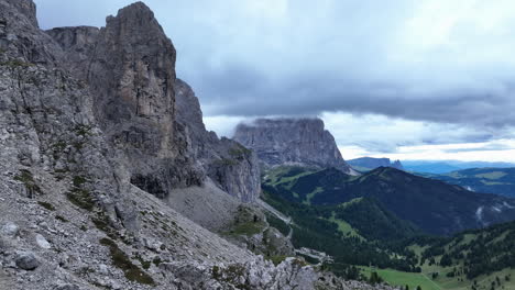 Dolomiten-Und-Grünes-Tal-In-Der-Sommersaison,-Italien