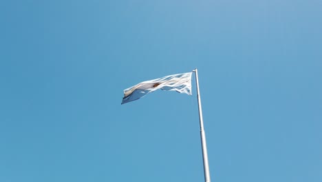 Bandera-Nacional-De-Argentina-Ondeando-Sobre-El-Cielo-Nacional-Azul-En-América-Del-Sur
