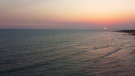 Malerische-Landschaft-Mit-Sonnenuntergang-Am-Horizont,-Skyline,-Wunderbarer-Abend,-Luftaufnahme,-Weite-Aussicht,-Friedliche-Meeresreise,-Meer,-Ozean,-Abenteuer,-Dämmerung-Im-Hafen,-Insel-Hormus,-Ikonische-Touristenattraktion-In-Katar