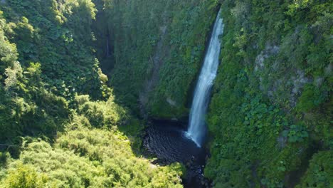Aerial-view-dolly-out-establishing-in-the-tocoihue-waterfall-with-a-strong-contrast-in-a-place-full-of-nature,-Chiloé,-southern-Chile